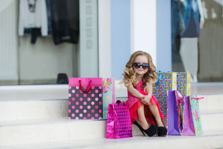 cute-little-girl-shopping cute-little-girl-shopping